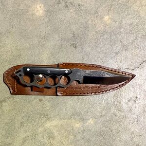 Custom knuckle knife